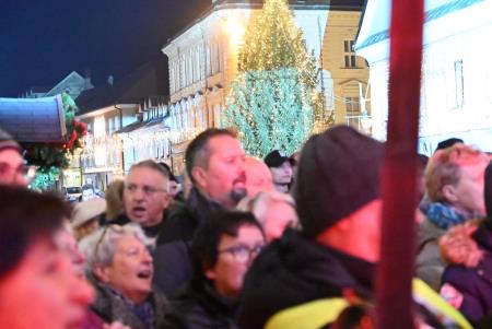 Temperamentna Tanja Žagar je razgrela kamniško publiko za najdaljšo noč v letu in silvestrovanje v centru Pravljičnega Kamnika (29)